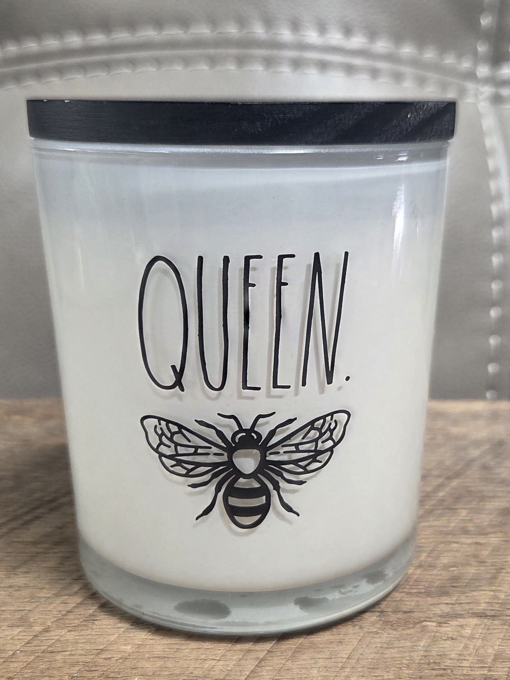Rae Dunn QUEEN BEE Flower Scented Jar Candle w/ Lid 10.5 oz NEW Bin 1D